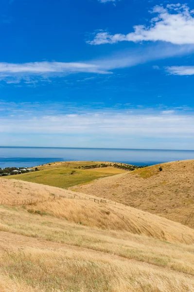 Spektakuläre Landschaft mit sanften Hügeln und Meer an sonnigen Tagen — Stockfoto