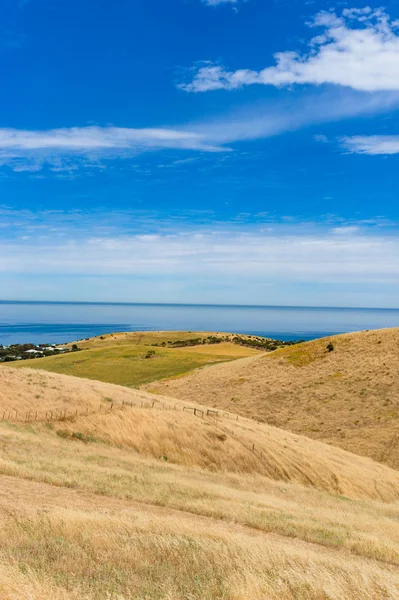 Paisaje espectacular con colinas onduladas y mar en un día soleado — Foto de Stock