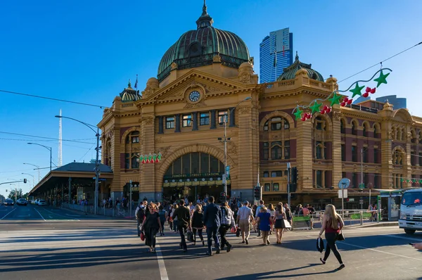 Flinders station de rue avec piétons traversant la route — Photo