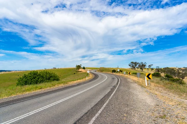 Picturesque countryside windy road — Stock Photo, Image