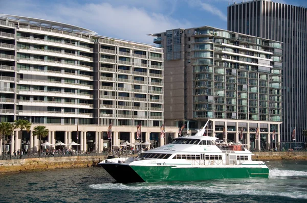 Circular Quay promenade with ferry boat on the foreground — Stock Photo, Image