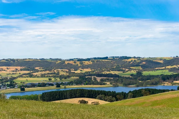 Spektakuläre ländliche Landschaft mit Staudamm und kleiner Landschaft — Stockfoto