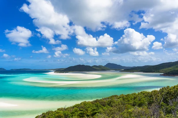 Tropisch strand paradijs achtergrond van turkoois blauw water en b — Stockfoto