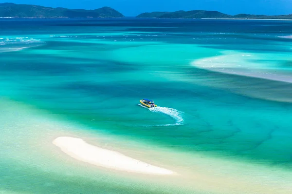 Vista aérea do barco de rafting na água azul-turquesa — Fotografia de Stock