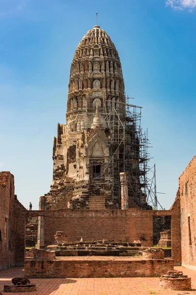 Wat Ratchaburana templom romjai a turisták — Stock Fotó