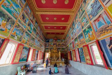 Wat Muang tapınağında altın Buda heykeli ile Dua salonu