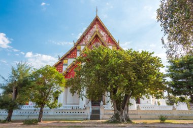 Ayutthaya kırmızı ve altın süslü Wat Mongkhon Bophit tapınak