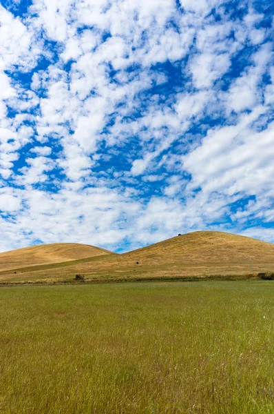 Malerische Landschaft mit weiten Hügeln und Himmel — Stockfoto