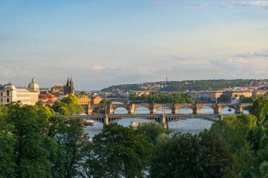 Charles köprüsü ve tarihi kuleleri ile Vltava Nehri'nin panoramik manzarası