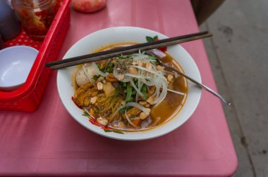 Geleneksel Vietnam fo çorbası. Asya sokak yemek yemek