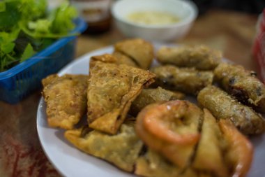 Bir tabakta derin kızarmış köfte yakın