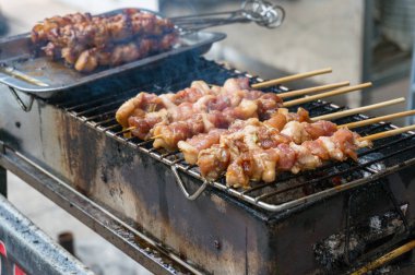 Hanoi, Vietnam, Asya sokak pazarında Et barbekü