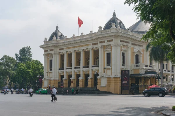 Hanoi Opera House gebouw exterieur met verkeer — Stockfoto