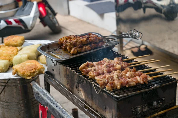 ハノイ、ベトナム、アジアのストリートマーケットで肉バーベキュー — ストック写真