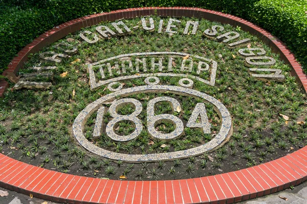 Ho Chi Ming City Botanical Garden flowerbed with established dat — Stock Photo, Image