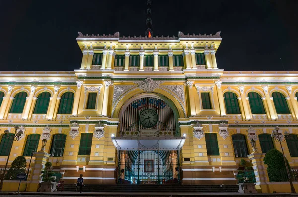 Saigon Central Post Office Building 's nachts — Stockfoto