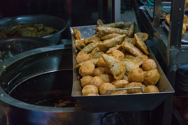 Bolinhas de peixe frito e bolinhos no mercado de comida de rua noturna — Fotografia de Stock