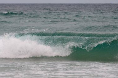 Yuvarlanan okyanus dalgasının yakın çekim, doğa arka planı