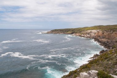 Güzel okyanus ile muhteşem kaya kıyı şeridi