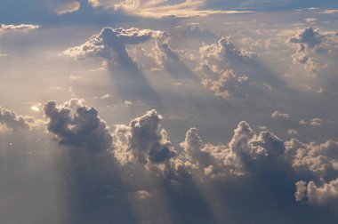 Güneş ışığı ve gölgeler ile Muhteşem cloudscape, abov görünümü