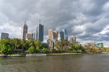 Ön planda Yarra nehri ile Melbourne Cbd görünümü