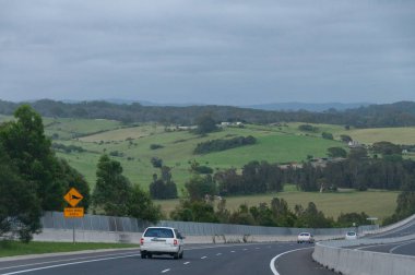 Arabalar ve yol işaretleri ile karayolu. Avustralya'da yol gezisi
