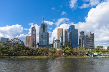 Ön planda Yarra nehri ile Melbourne Cbd görünümü