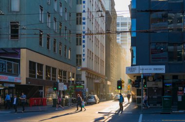 Melbourne Cbd sokak insanlar trüf li üzerinde yol geçerken