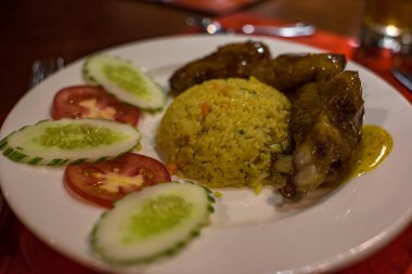 Et ve sebze ile servis edilen kızarmış pilav