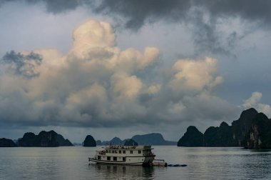 Su üzerinde cruise tekneleri ile Ha Long Bay üzerinde gün batımı