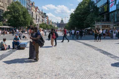 Prag'daki Wanceslas Meydanı'nda turistler, Çek Cumhuriyeti