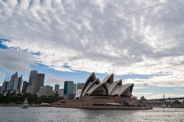 悉尼歌剧院和悉尼中央商务区。 — 图库照片