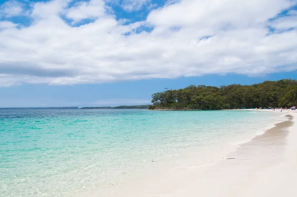 Bela praia tropical com areia branca e água azul-turquesa — Fotografia de Stock