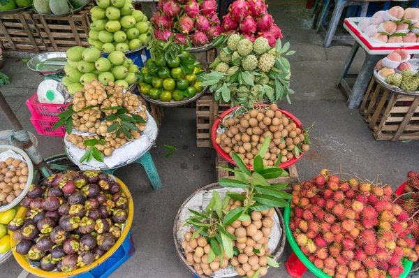 Tropische Früchte auf dem Wochenmarkt — Stockfoto
