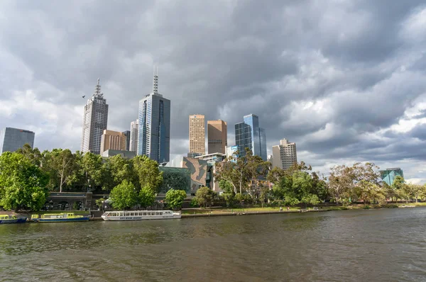 Widok na Melbourne CBD z rzeką Yarra na pierwszym planie — Zdjęcie stockowe