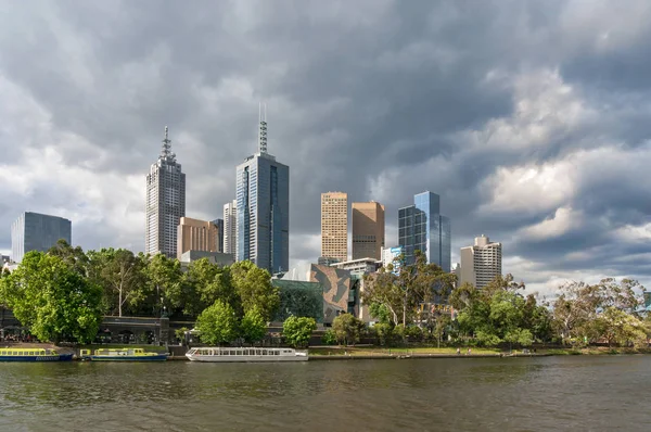 Widok na Melbourne CBD z rzeką Yarra na pierwszym planie — Zdjęcie stockowe