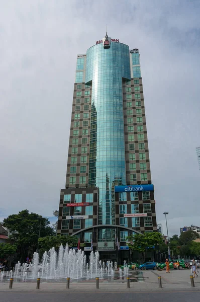 Sun Wah Tower, edificio comercial en la calle Nguyen Hue en Ho Ch — Foto de Stock
