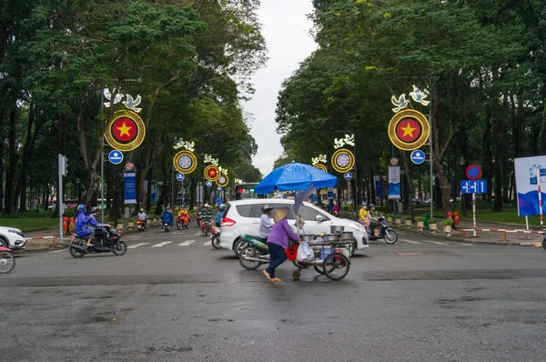 Ruch drogowy przekraczający ulicę w godzinach szczytu w HCMC w V — Zdjęcie stockowe