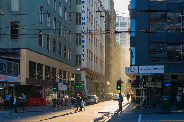 Melbourne cbd straße mit menschen, die die straße auf truffic li überqueren — Stockfoto