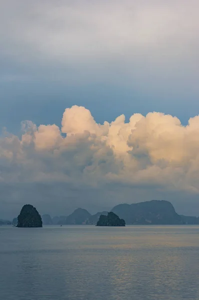 Spektakuläre Landschaft mit bunten Sonnenuntergangswolken über der Halong-Bucht, Vietnam — Stockfoto
