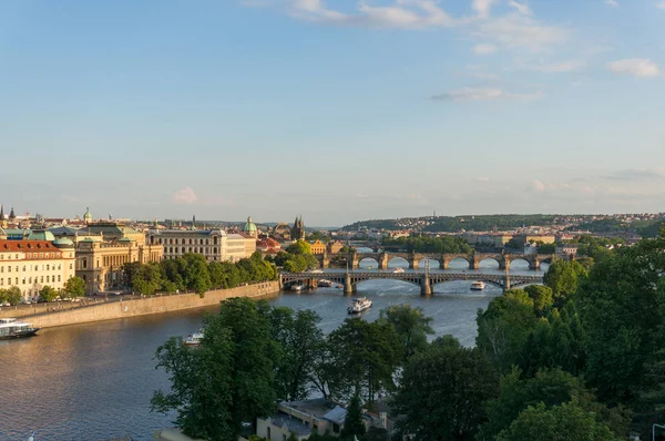 Панорамный вид на реку Влтаву с Карловым мостом и историческими башнями — стоковое фото