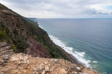 Kayalık sahil doğa arka plan. Roc ile okyanus manzarası