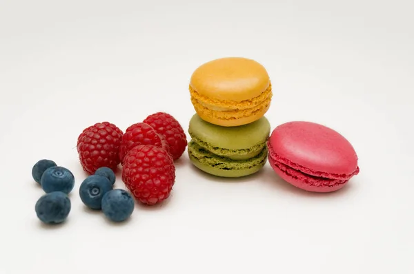 Macaron coloré cuit aux framboises et myrtilles — Photo