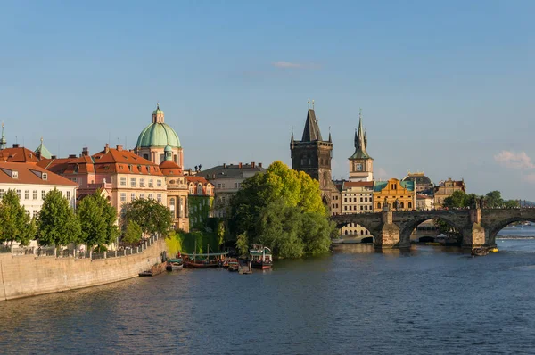 Malerischer Blick auf Karlsbrücke und Moldau — Stockfoto