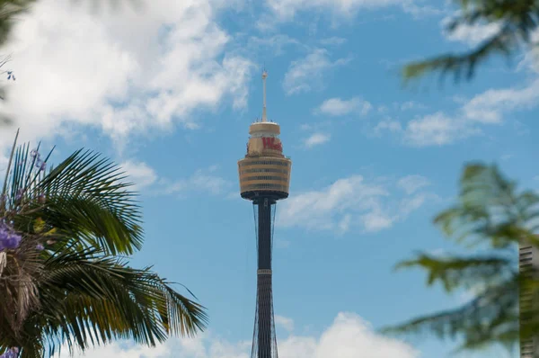 Torre de Sydney marco contra o céu azul no fundo — Fotografia de Stock