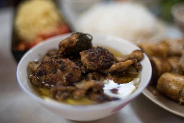 Çorba, et ve kızarmış sp ile Geleneksel Vietnam Bun Cha yemek