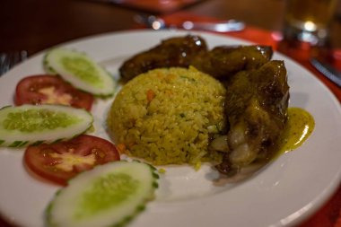 Et ve sebze ile servis edilen kızarmış pilav