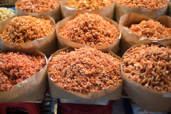 아시아 거리 시장에서 판매되는 말린 새우 품종 — 스톡 사진