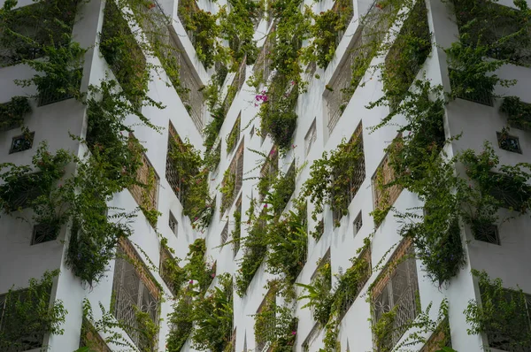 Sfondo architettura bioedilizia. Edificio con piano verde — Foto Stock