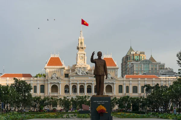 Ho Chi Minhstad huis met Ho Chi Minh monument in Vietnam — Stockfoto